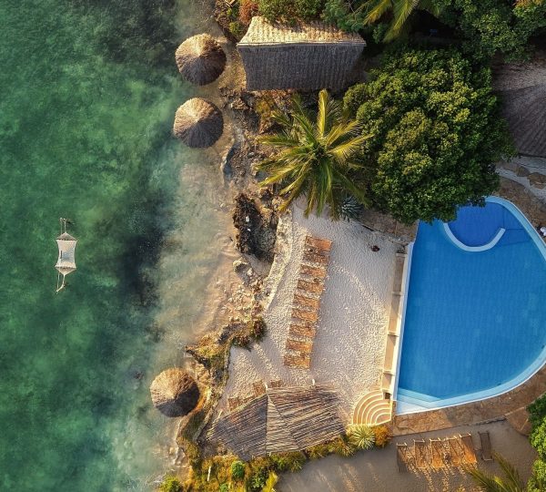 La piscina y la playa